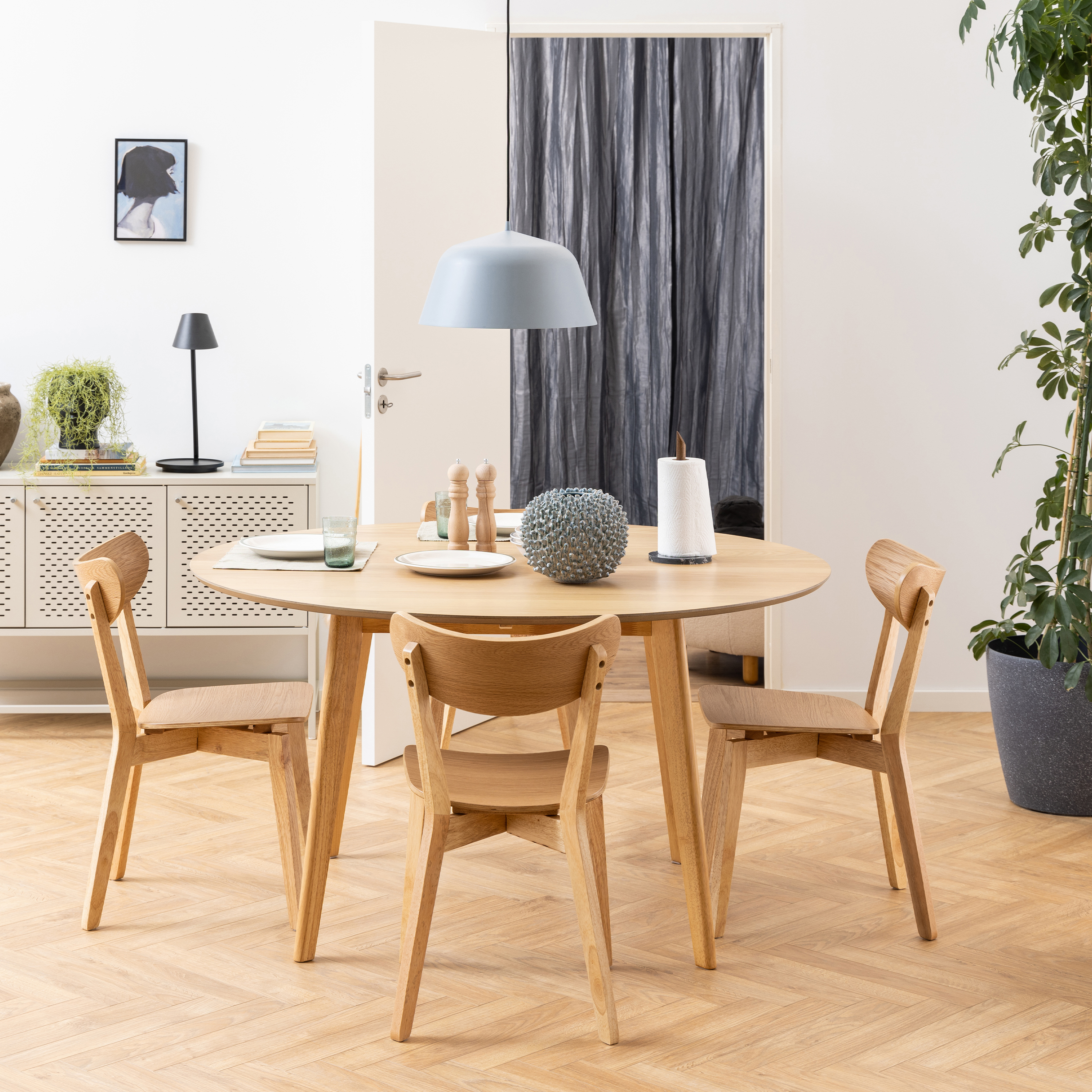 ROXEN Round Dining Table in Oak Included 4 Dining Chairs in Oak - 105cm - Rosalind Collection