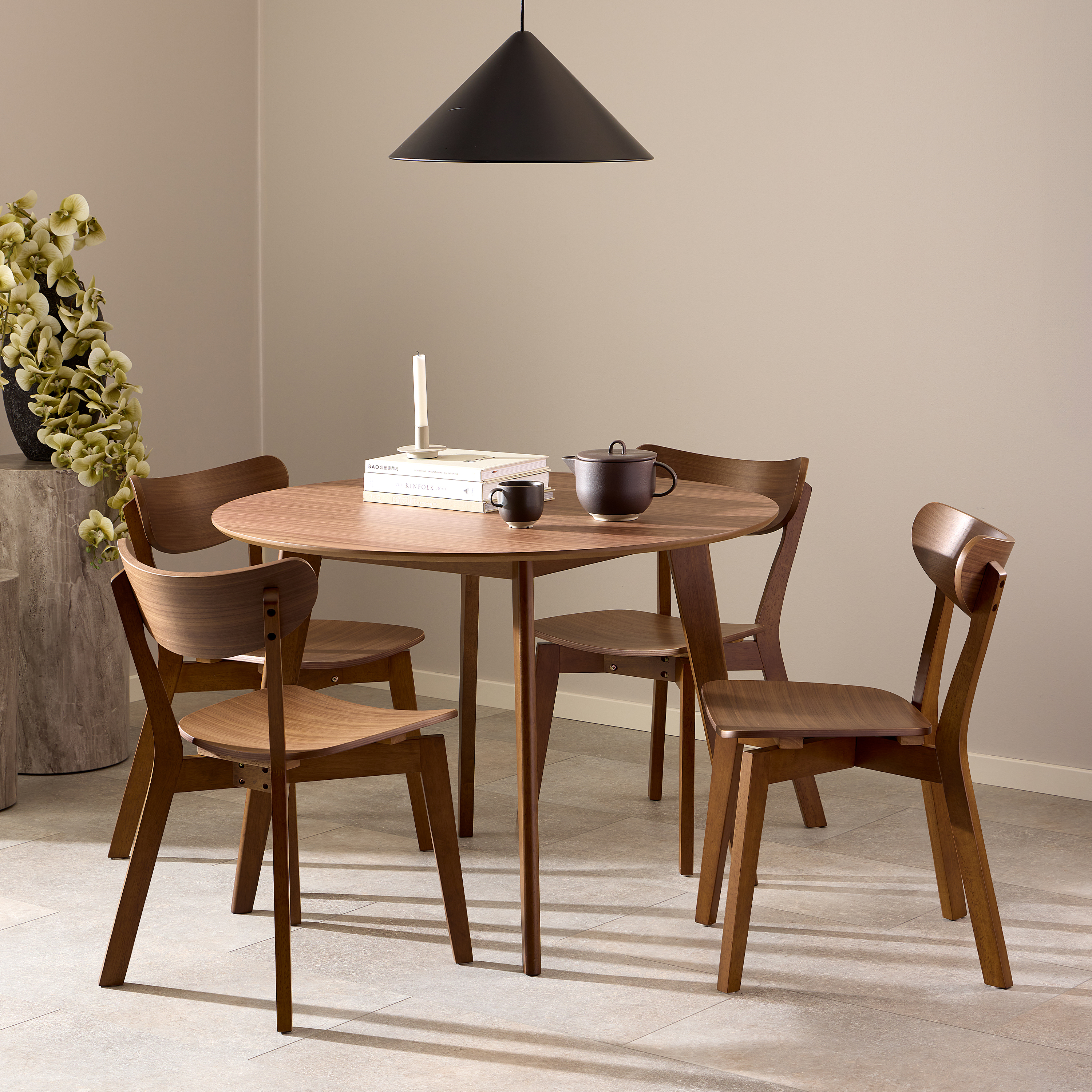 ROXEN Round Dining Table in Walnut Included 4 Dining Chairs in Walnut - 105cm - Rosalind Collection